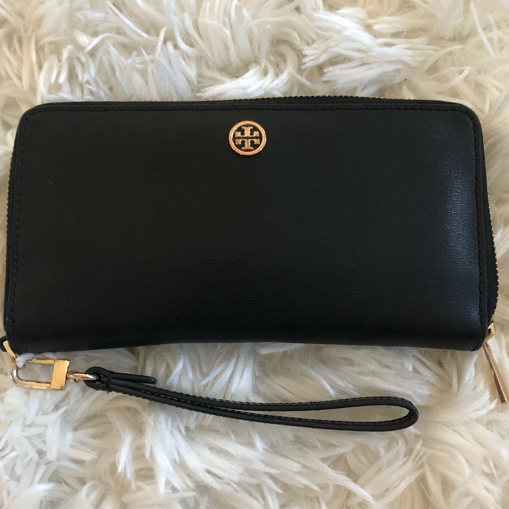Tory Burch Robinson passport continental wallet